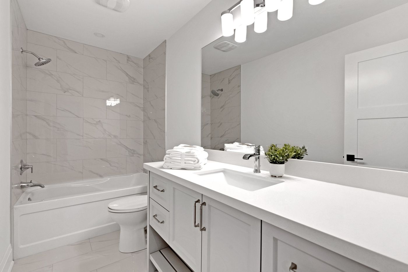 Bathroom with tiled tub surround